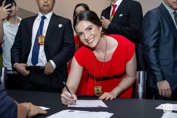 g1's tweet image. 'Mulher deveria ser proibido': polícia investiga ataques machistas nas redes sociais contra delegada recém-formada em SP glo.bo/49r9IUU #g1