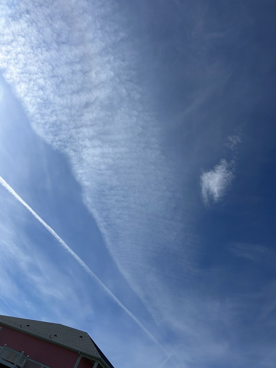 baur_bruce's tweet image. Today’s chemtrails over Galveston.  Thanks delta airlines