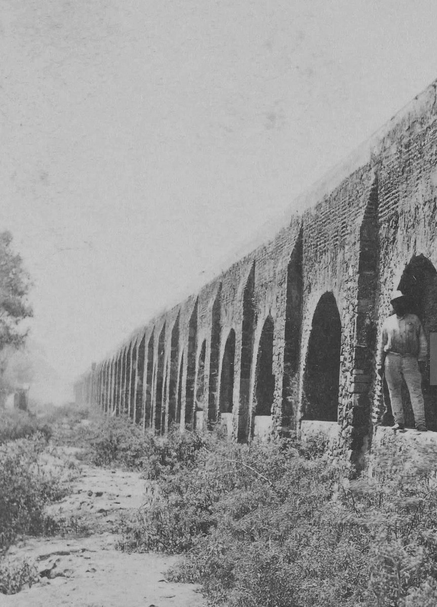 Un hombre mira a la cámara en el acueducto de San Cosme en 1870
#Mexdelrecuerdo #Ayer #olddays #gente #remember