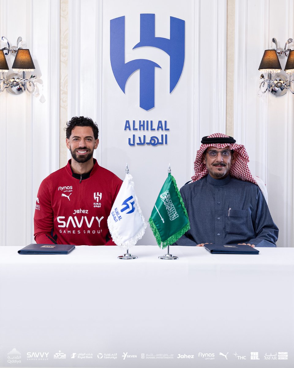 Alhilal_FC's tweet image. سمو رئيس مجلس إدارة شركة نادي ⁧#الهلال⁩ مع "بابلو ومندش" في مراسم التوقيع ✍️💙