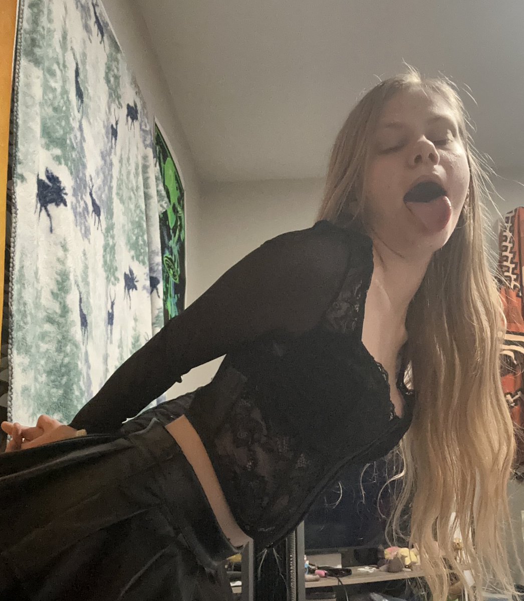 goddesslisa07's tweet photo. Slutty Sunday 😈
#onlyfans #sluttysunday #model #petite #blonde #mouthopen https://t.co/tC2bOTdyfz