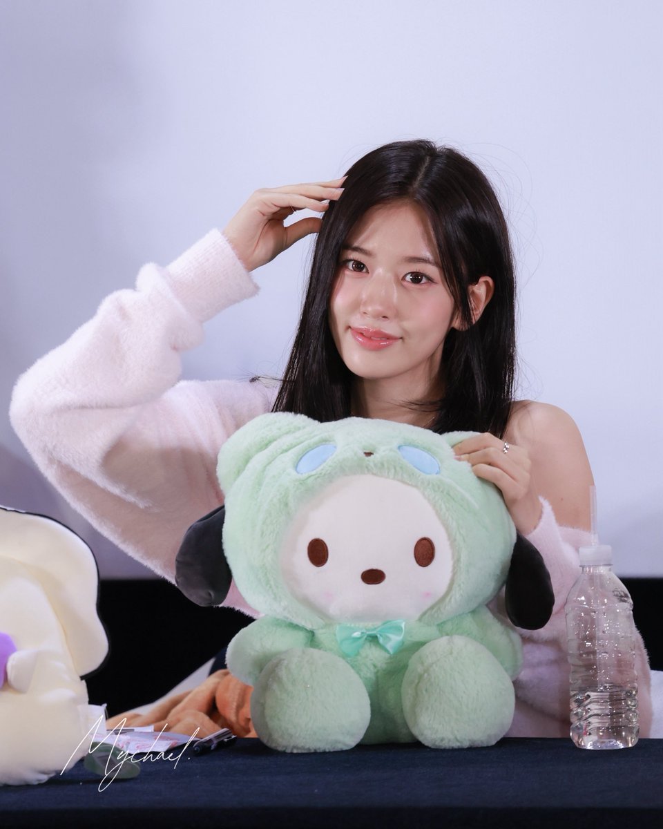 mychael7235's tweet image. 260111 IVE TPE FANSIGN

심멎...

#IVE #아이브
#ANYUJIN #안유진