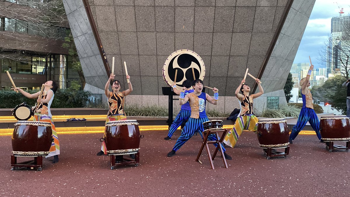 #彩WiNGS＆#和太鼓織 東京タワー演奏＆港七福神めぐり奉納演奏 1/11

東京タワー演奏16:30-の回
・祭宴
・ADVENTURE（彩WiNGS）
・あたらよ（織）
・ZIRAIYA

とにかくすごい強風で寒かった🥶
でもぐるっとギャラリーいて盛り上がったー！

#宮田絃冶 #原琉生加 #瀬能温大
#山田遼 #平國彩文 #橋場美穂