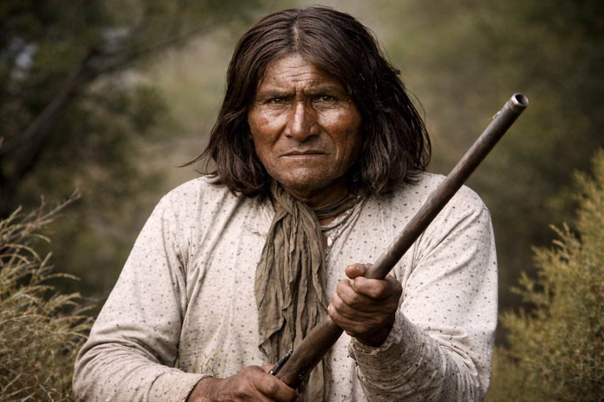 El famoso indio Gerónimo hablaba español y estaba bautizado. Su nombre en apache era Goyaałé (“el que bosteza”) y nació en 1829 en en el valle del río Gila, un territorio que entonces pertenecía a México, la actual Arizona. 
Debido a que el contacto de su tribu con poblaciones