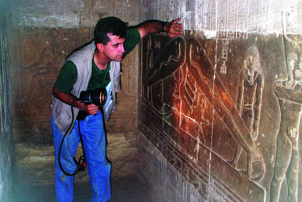 ERICH VON DANIKEN'İ ÖTE ÂLEME UĞURLARKEN, ONUN ANISINA...
---
Mısır'da, Abidos Antik Kenti'ndeki görkemli tapınağın yer seviyesinden 10 metre aşağısındaki gizli bir koridorda yer alan, dev katot tüplerine benzeyen gizemli "teknik aletler"in kabartma tasvirleri...
Dünya bu şok