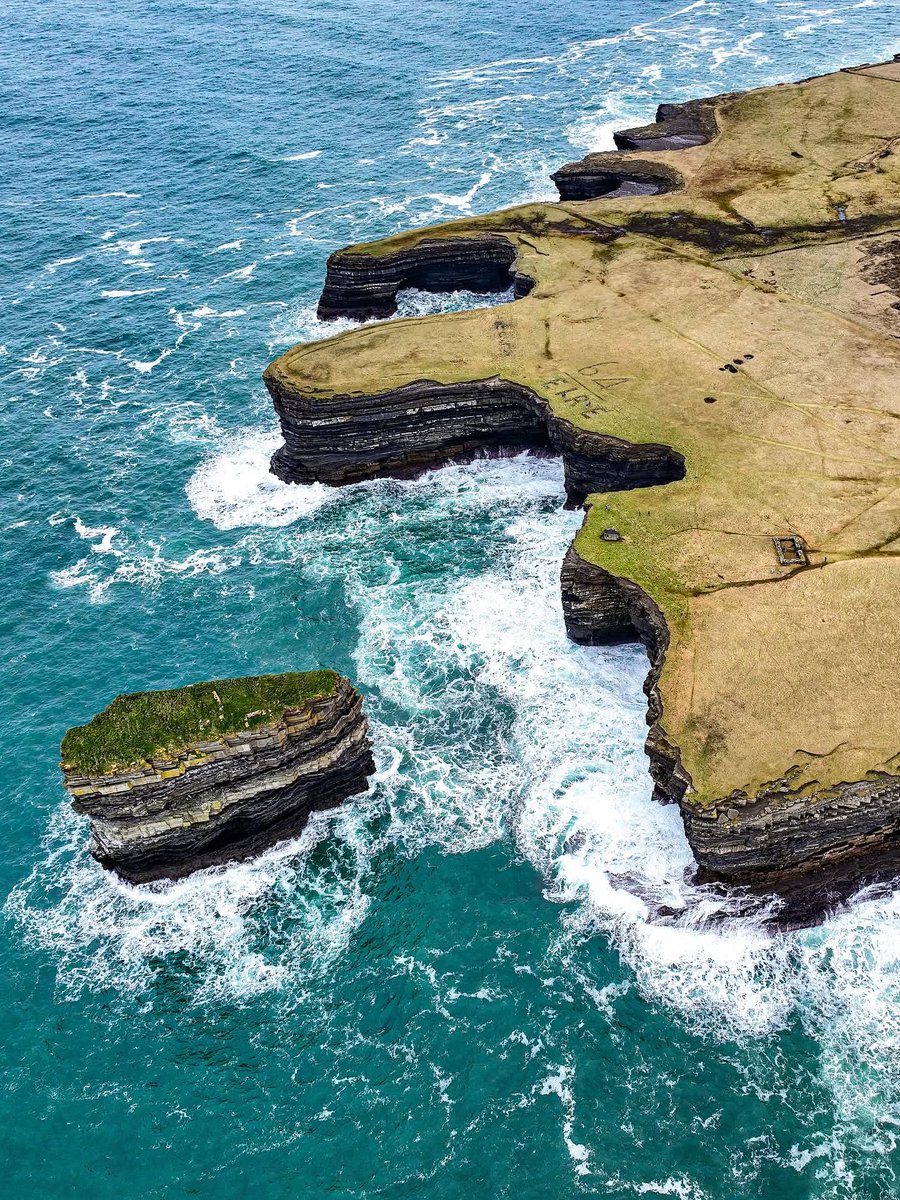 ThisIsIreland3's tweet photo. "Bird's-eye view of Downpatrick Head" 🌊🌊
📍Co. Mayo-Ireland ☘️
📸 irishdroneadventures
#Ireland #Wildatlanticway #Mayo #DownpatrickHead https://t.co/Yphz8zolTX