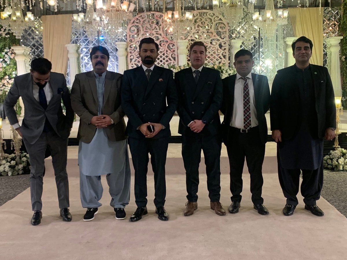 Sardarsajjan283's tweet photo. عون خان تنگوانی
 ڈاکٹر فیاض جتالہ (ڈپٹی سیکریٹی صحت) ملک عامر افتخار ( ڈپٹی سیکر یٹری فوڈ اتھارٹی )سید نذر مہدی بخاری ( پروفیسر) علی عباس خان ( ڈپٹی سیکر یٹری ایکسائز )کے ہمراہ ملک فاروق احمد (ڈپٹی سیکریٹری ٹرانسپورٹ)کے بھائی ملک رؤف احمد ( کسٹم انسپکٹر) کے دعوت ولیمہ می۔#PP283 https://t.co/OEawYLeOnE