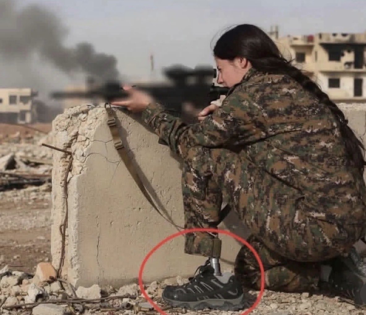 Bu fotoğraf, nerede durduğumuzun göstergesidir. İnancımızın ve inadımızın. Elinize, ayaklarınıza, yolunuza, direnişinize kurban olunur...
#DefendRojava