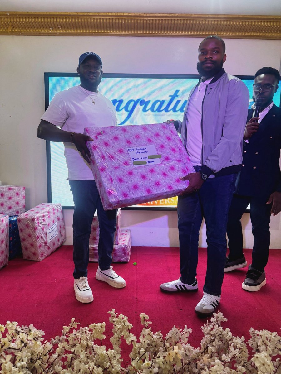 MrMekzy_'s tweet image. Today’s was our annual general meeting at the office I won the award of the most Productive Pharmacist. 🙂‍↔️ 🎉 🕺🏾👏🏽