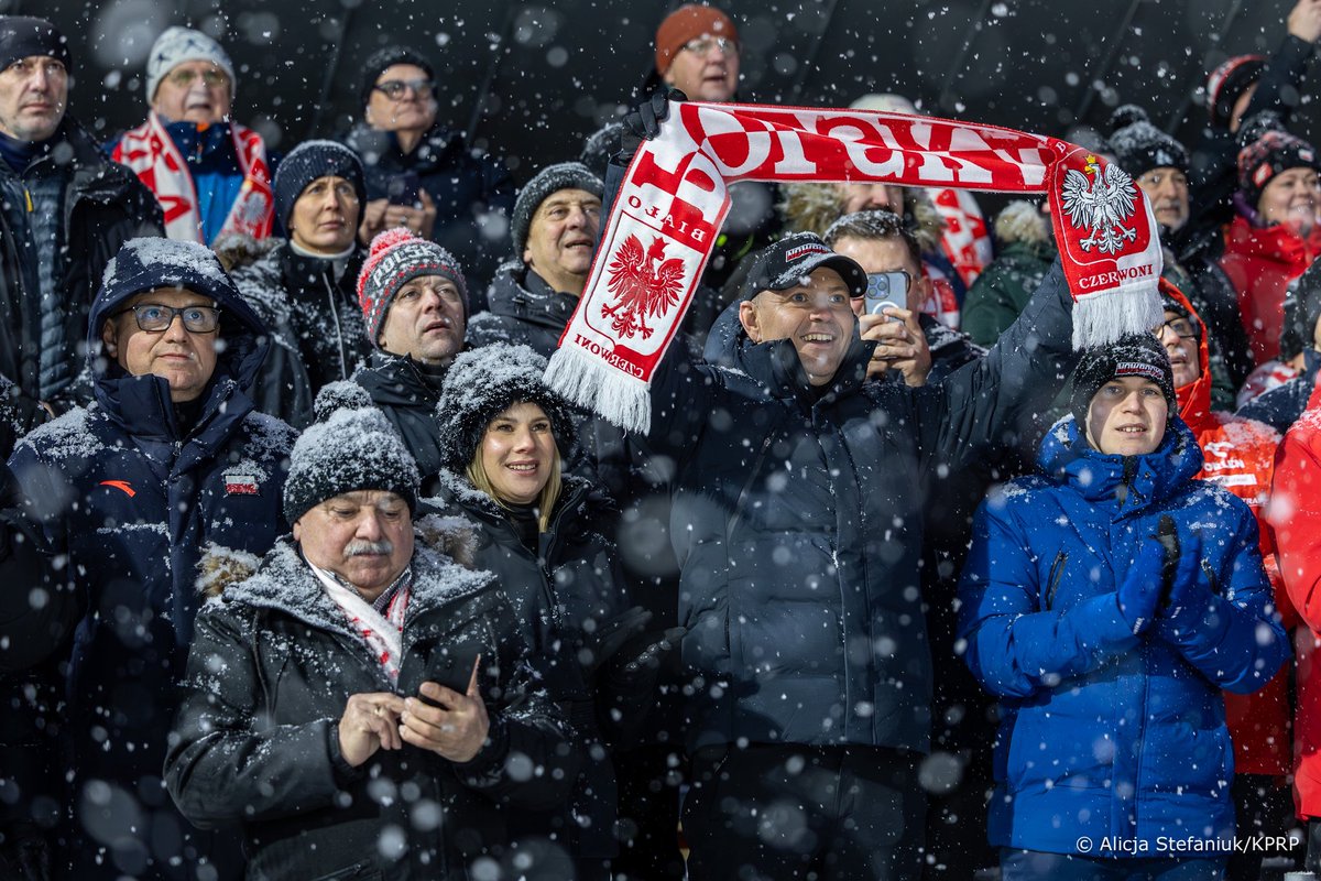 Prezydent <a href="/NawrockiKn/">Karol Nawrocki</a> z Pierwszą Damą kibicowali zawodnikom uczestniczącym w indywidualnym konkursie Pucharu Świata w skokach narciarskich na Wielkiej Krokwi w Zakopanem.

Po zakończeniu konkursu Prezydent RP wręczył nagrodę zwycięzcy i pogratulował czołowej trójce.

Następnie