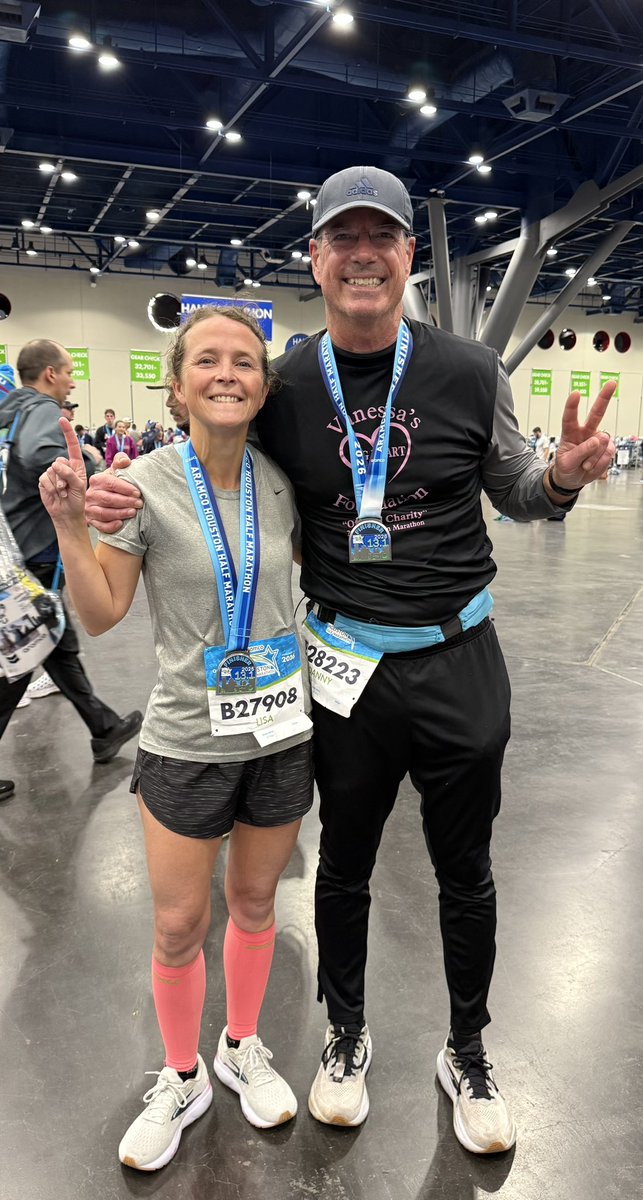 DannyMassey44's tweet photo. Enjoyed seeing @LWhitlow2022 after the @HoustonMarathon today. She is really fast and trains hard! Way to go Lisa! #RunHou https://t.co/HlabZZt83a