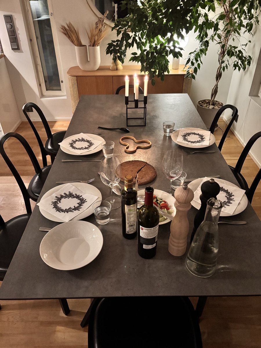 Joka viikkoinen perheen sunnuntai illallinen. Ihan parasta. Syökää ihmiset yhdessä, ilman puhelimia!