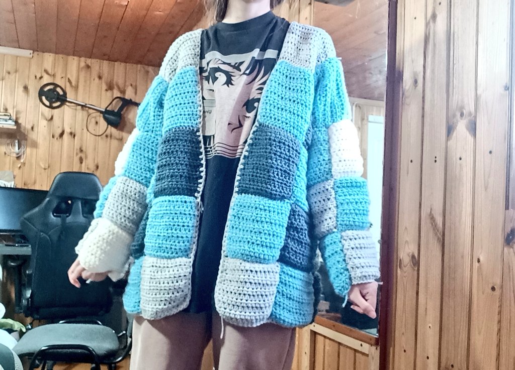 WernerrLise's tweet photo. Связала кардиган за 4 дня. Убирать нитки буду через год минимум https://t.co/3fGakI8biC