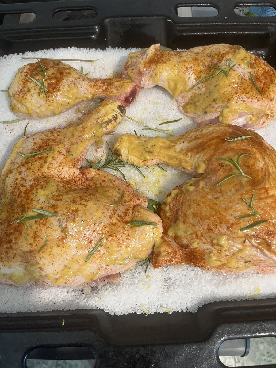 En la media mañana (mientras se prepara el pollo) se toma Lillet. Un vermucito blanco, fresco, amable, veraniego.