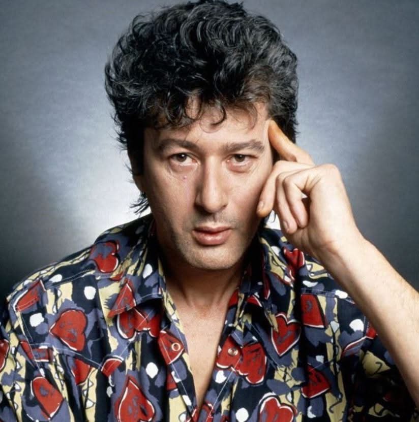 Paroles_auteurs's tweet image. "La nuit je mens", très belle chanson signée par Alain Bashung 🎶

"On m'a vu dans le Vercors
Sauter à l'élastique
Voleur d'amphores
Au fond des criques
J'ai fait la cour à des murènes
J'ai fait l'amour, j'ai fait le mort
T'étais pas née

À la station balnéaire
Tu t'es pas fait…