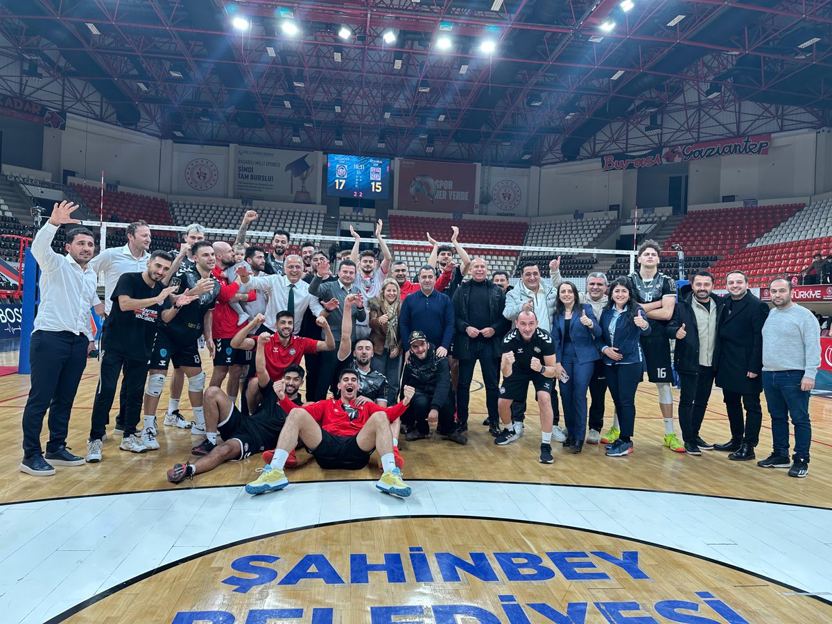 Gaziantep Gençlik Spor Kulübümüzün, İstanbul Gençlik Spor Kulübü’nü 3-2 mağlup ettiği mücadeleyi, Milletvekilimiz Bünyamin Bozgeyik, Şahinbey Belediye Başkanı Mehmet Tahmazoğlu, Büyükşehir Belediyesi Başkan Vekili Halil Uğur, İstanbul Gençlik ve Spor İl Müdürü Muhittin Özbay ve