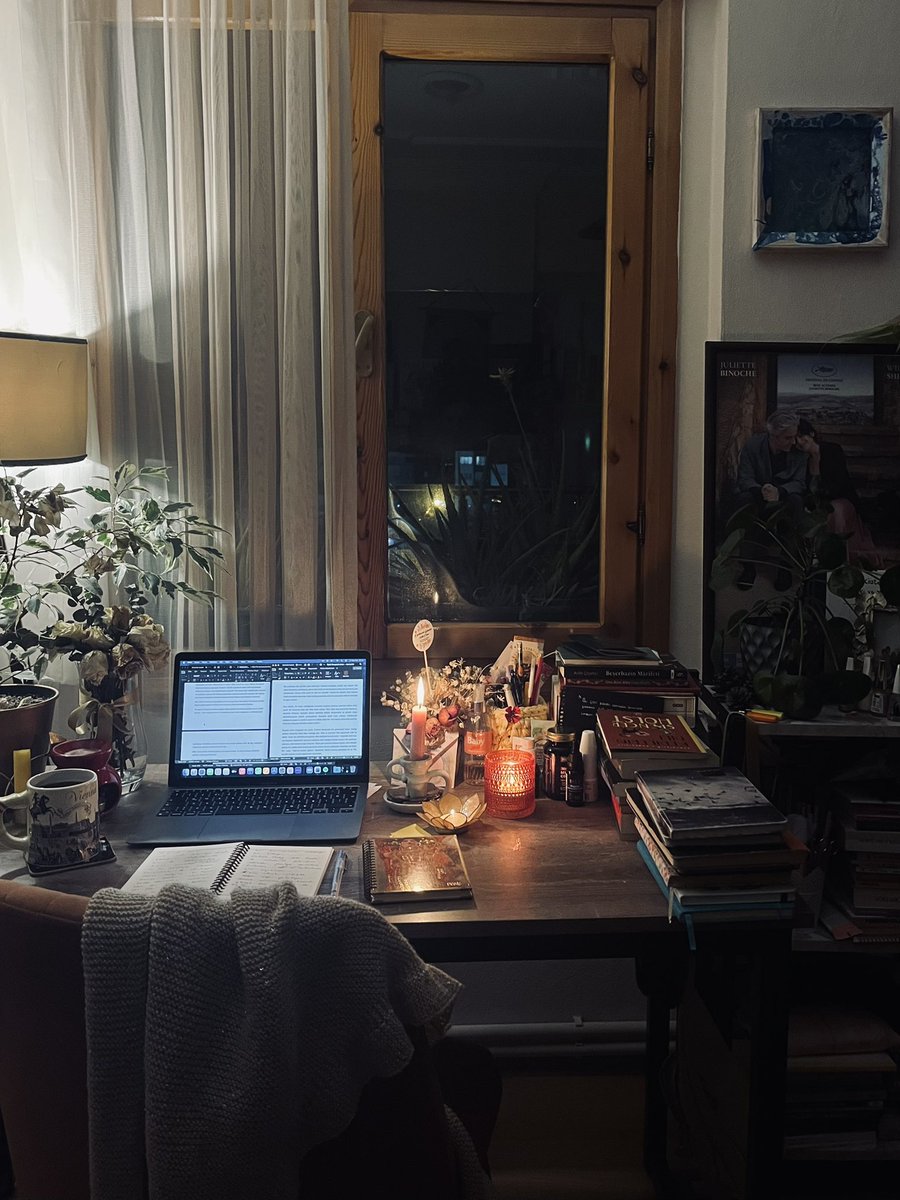 Hayat bir dizi rastlantı ve bizim o rastlantılarla birlikte nasıl varolduğumuz ya da olmadığımız. Önce günaydın, sonra biraz haz, biraz acı,biraz aşk, biraz hayal kırıklığı, biraz sıcaklık, biraz yalnızlık, biraz boyun eğme, biraz başkaldırı ve ardından iyi geceler.

Engin Geçtan