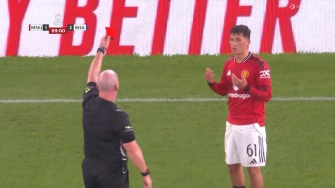 UnitedUpdates's tweet image. 90’ — SHEA LACEY SENT OFF. 🟥 #mufc