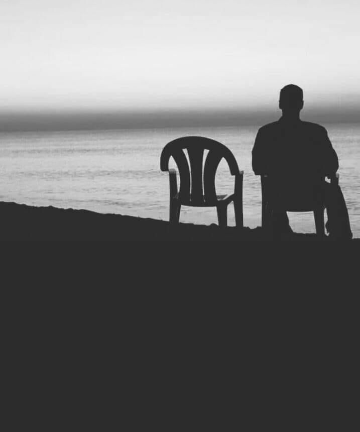 La tragedia no es que uno esté solo, sino que no pueda estarlo. Yo daría el mundo entero, en ocasiones, para que nada me atase al mundo de los hombres.

Albert Camus