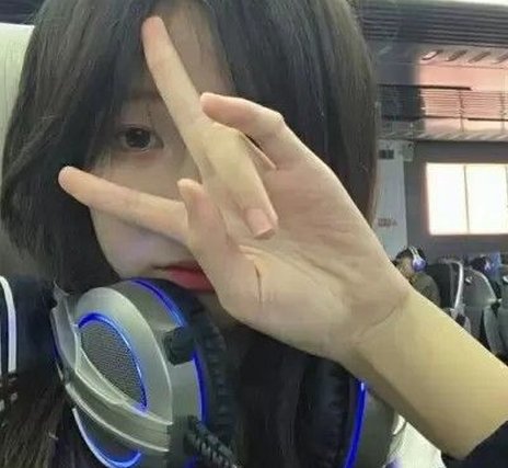 ChelyCW's tweet image. 友達に借りた本を読み終えたけど感想を聞かれるのが怖い 😏