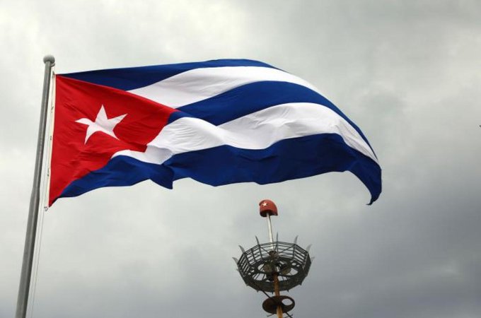 Esta bandera, la defenderemos al precio de cualquier sacrificio. 🇨🇺

Somos los hijos de Fidel, del Moncada, de la Sierra y Girón. Nuestra valentía es la convicción profunda de que defender la Revolución es defender el futuro la soberanía y la dignidad de #Cuba.

#100AñosConFidel