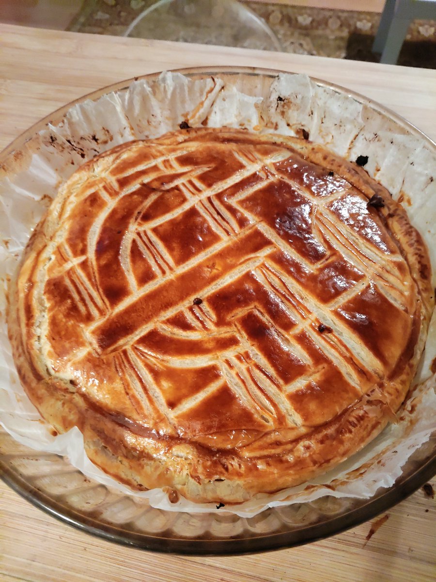 rutilage_'s tweet photo. première frangipane de l'année n'en déplaise aux pisse-froids et autres narbonnoïdes. pâte feuilletée maison https://t.co/yBJsWtE230