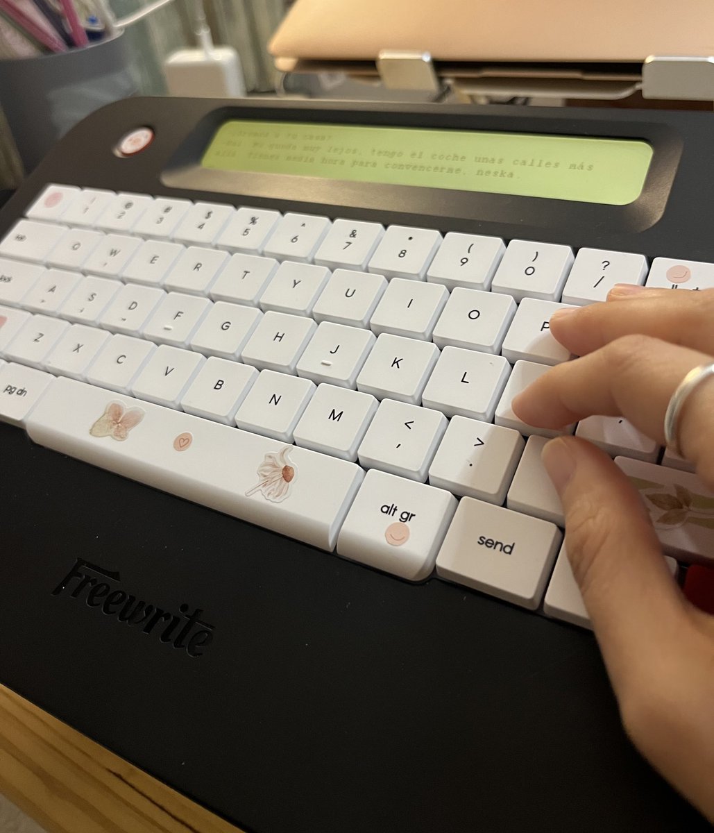 Esta maravilla ha sido lo mejor que me he comprado en años. Llevo mi máquina de escribir a todos lados, y no pesa nada. Y no sirve para nada más que para eso, escribir. #escritura #escritora