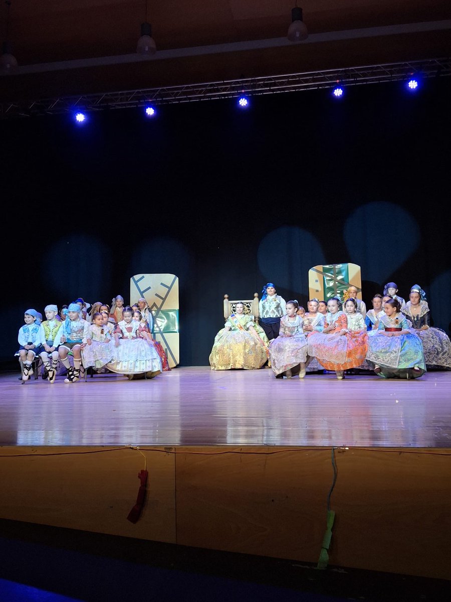 Presentació de la Comissió de la Falla Casas Verdes - Bovalar ☺️

Enhorabona i en especial a Joana, Aitor, Loli i Salva 🔥

#FallesPaterna