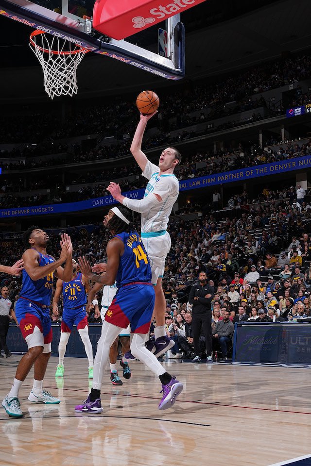 🚨RYAN KALKBRENNER TIES CAREER HIGH TONIGHT

23 minutes
17 points
8-10 FG
6 rebounds 

Still leads the NBA in FG% (min 140 attempts) at 77.1%
