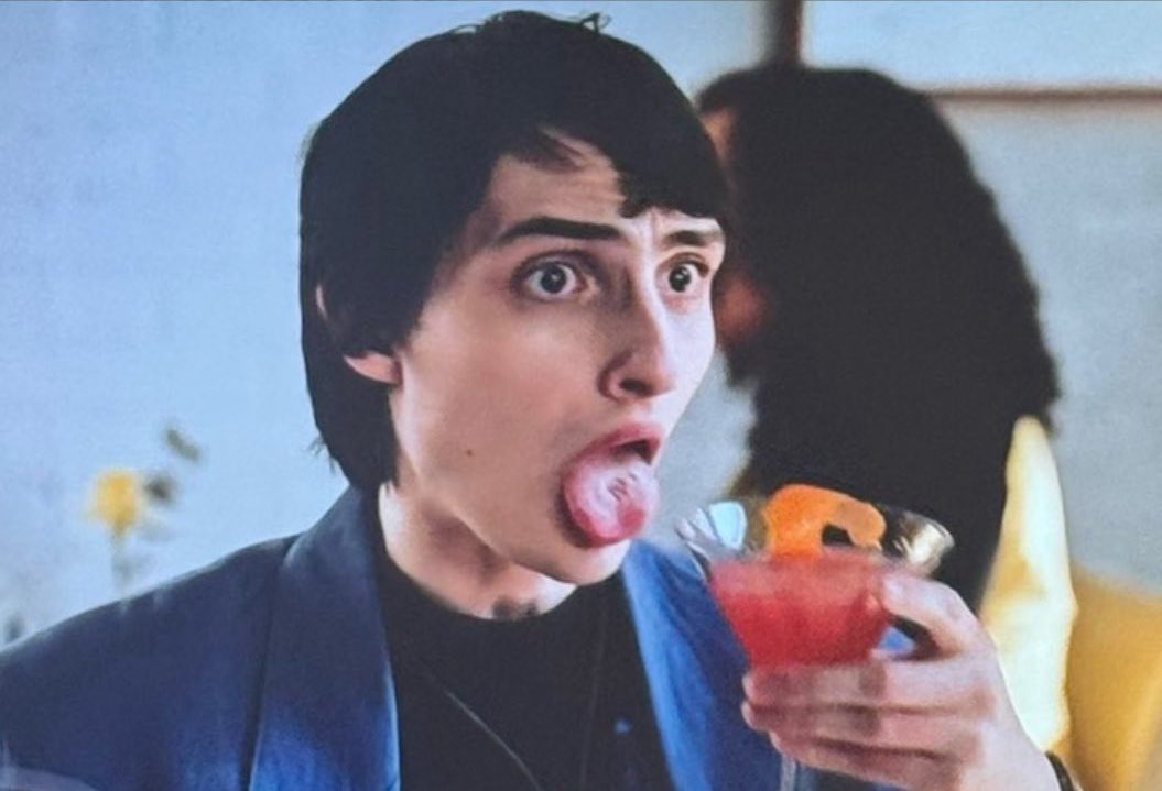 piercethebyler's tweet image. seriously what’s on his tongue