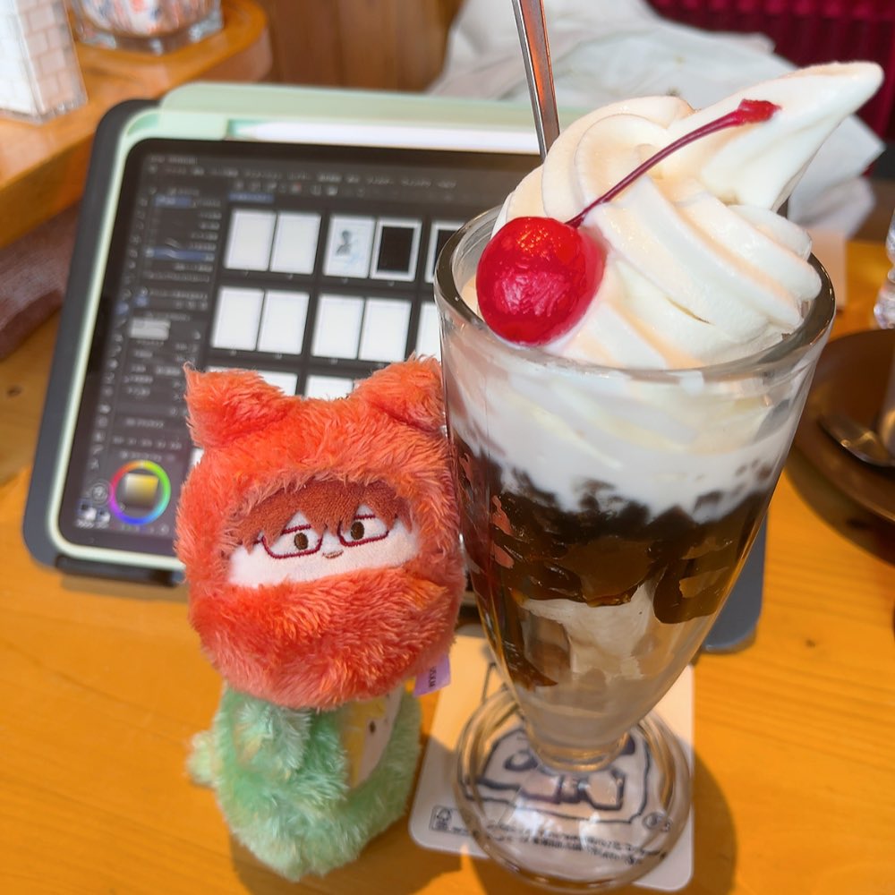 お正月ぶりのお絵描きタイムを得た幸せにパフェを頼んだはずなのに原稿まっしろすぎて「おれのｱｮｲくんえち漫画を入稿出来なかったら…わかりますね？」と言われている気がするすみません…！