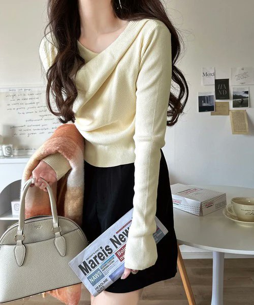 ElfClassical's tweet image. ／
どんな雰囲気で着る？
＼

✓胸元ドレープデザインニット(ce1260353)
女性らしさを格上げしてくれるマストバイな一着。
サテンスカートやスラックスと合わせてキレイめに✨
落ち感のあるワイドパンツやトレンドデニムと合わせて、こなれたスタイリングにも🪡

#クラシカルエルフ #プチプラ