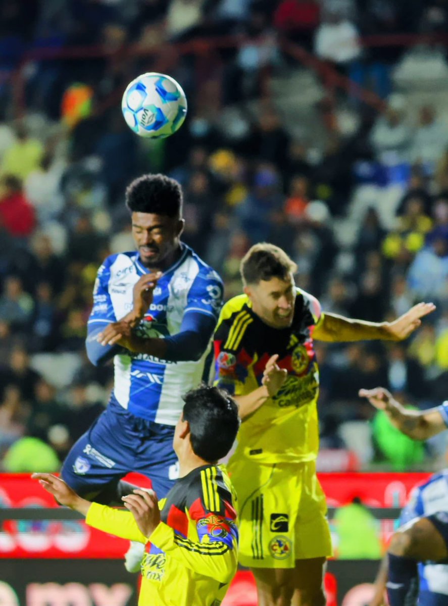 FRÍO EMPATEN SIN GOLES 🥶⚽️🌪️🦅
Cada uno lo buscó a su manera pero nunca pudieron encontrar el camino del gol ni #Tuzos ni #Aguilas pese a un buen duelo en el Hidalgo. Empate que dejó a la gente entumida en la tribuna.
Fotos <a href="/loaiza_armando/">Director de la Agencia Fotográfica Luz y Sombra</a>