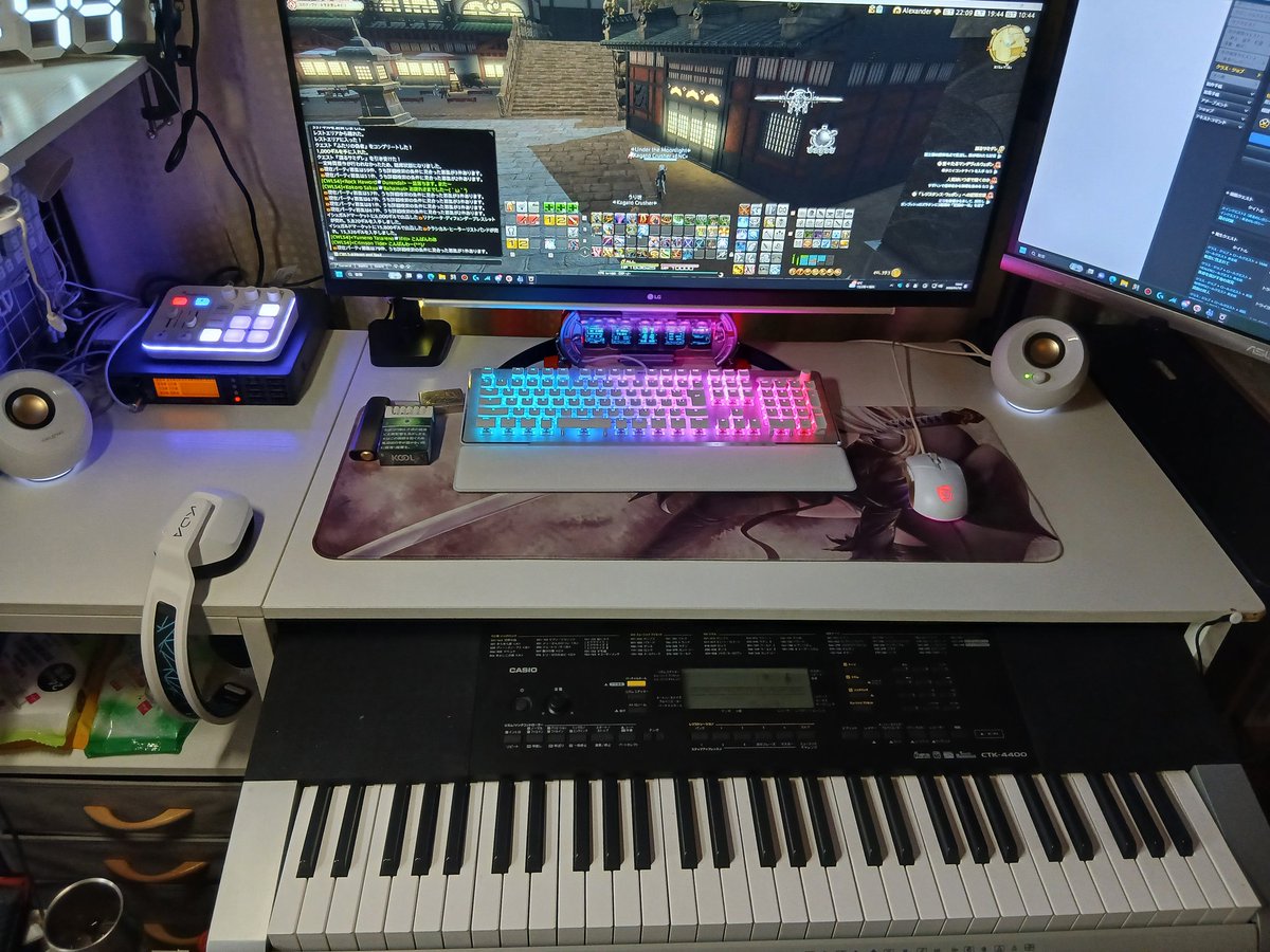 kagato1979's tweet photo. 最近のPCまわり　デスク下にスライダー取り付けてMidiキーボードを綺麗に格納できるようにしたい、、 https://t.co/OBUsMWBgFa
