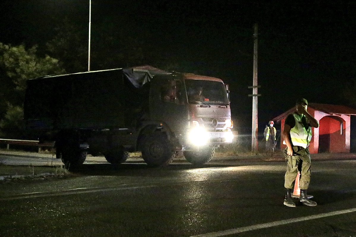 SubseDefensa's tweet image. Funcionarios de Fuerzas Armadas se encuentran desplegados en el límite entre las regiones de Ñuble y Biobío colaborando en la evacuación de incendios y restringiendo los accesos a los lugares de la emergencia.