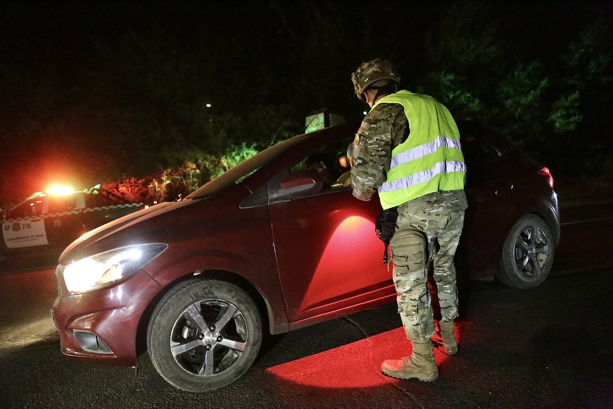 SubseDefensa's tweet image. Funcionarios de Fuerzas Armadas se encuentran desplegados en el límite entre las regiones de Ñuble y Biobío colaborando en la evacuación de incendios y restringiendo los accesos a los lugares de la emergencia.