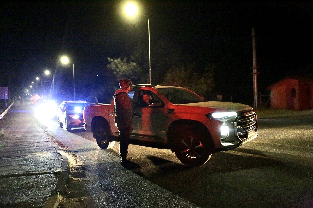 SubseDefensa's tweet image. Funcionarios de Fuerzas Armadas se encuentran desplegados en el límite entre las regiones de Ñuble y Biobío colaborando en la evacuación de incendios y restringiendo los accesos a los lugares de la emergencia.