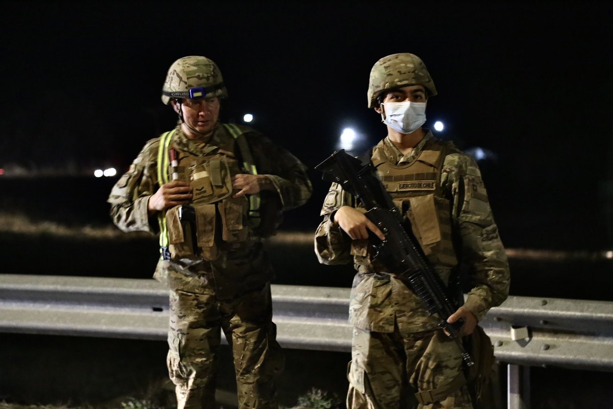 SubseDefensa's tweet image. Funcionarios de Fuerzas Armadas se encuentran desplegados en el límite entre las regiones de Ñuble y Biobío colaborando en la evacuación de incendios y restringiendo los accesos a los lugares de la emergencia.