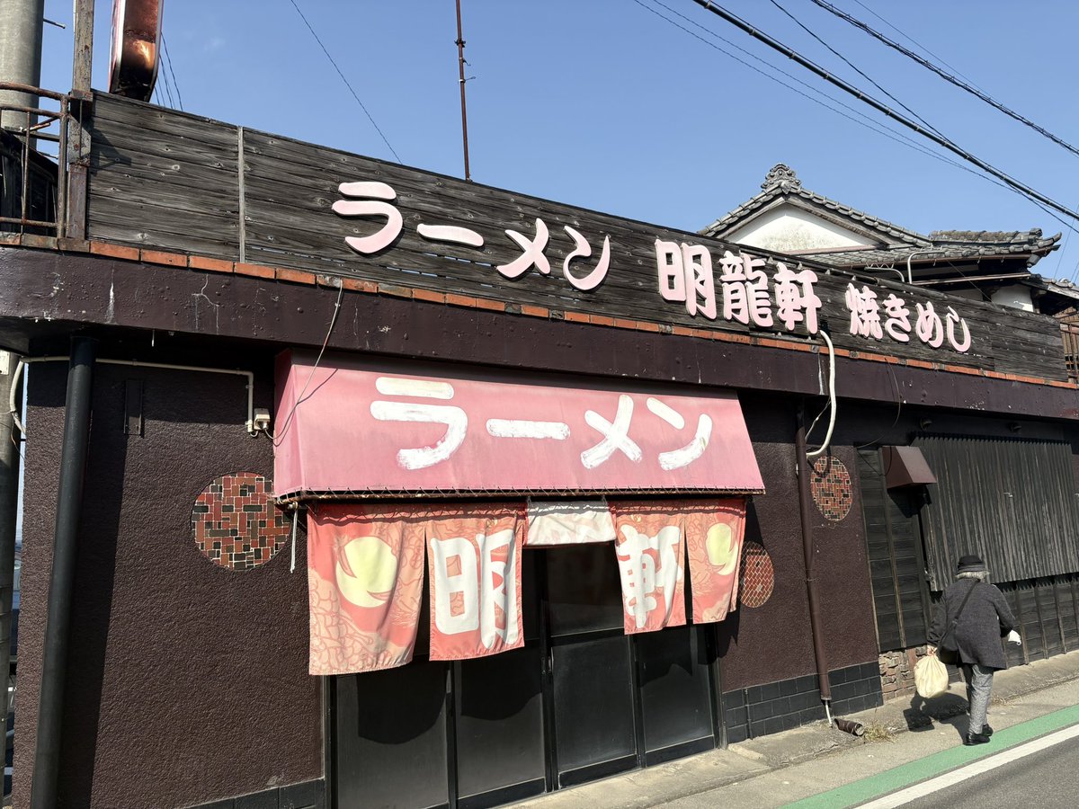 waitake's tweet image. いつも朝早くにしか来ない駅。この店に来てみたかったの