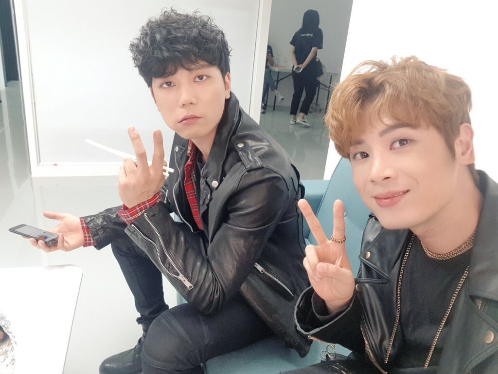 이런애 처음 들어오고 어소이를 못해서 형들이 연습실에서 나이트노래 틀고 흥 돋궈줫다는 얘기 평생 웃길듯