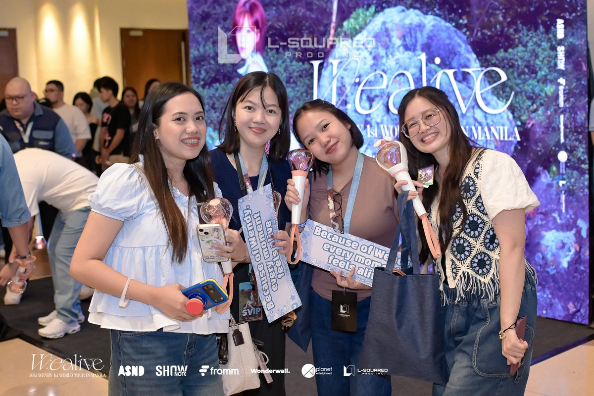 LSquaredProdPH's tweet image. 𝐓𝐡𝐞 𝐜𝐫𝐨𝐰𝐝, 𝐭𝐡𝐞 𝐥𝐢𝐠𝐡𝐭𝐬, 𝐭𝐡𝐞 𝐥𝐨𝐯𝐞 — 𝐖𝐚𝐥𝐚𝐧𝐠 𝐇𝐮𝐡𝐮𝐰𝐞𝐢! 💙

Truly an evening filled with voices, emotions, and memories we’ll carry forever with WENDY. 🎶

From every sing-along to every cheer, Manila’s love echoed through the venue — a moment where…