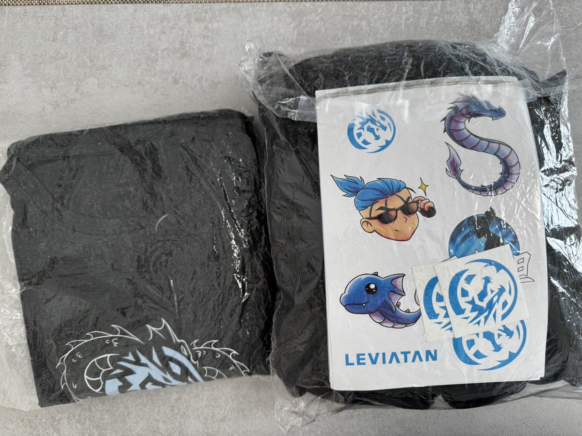 昨年末 LEVIATAN Country managerの<a href="/zervx17/">zervx17</a> からグッズをいただきました！
パーカーはオフシーズンの中国イベント参加記念の限定品だそうで、貴重なものを頂けたこと大変光栄です💙
¡Gracias, zervx!
#goLEV
