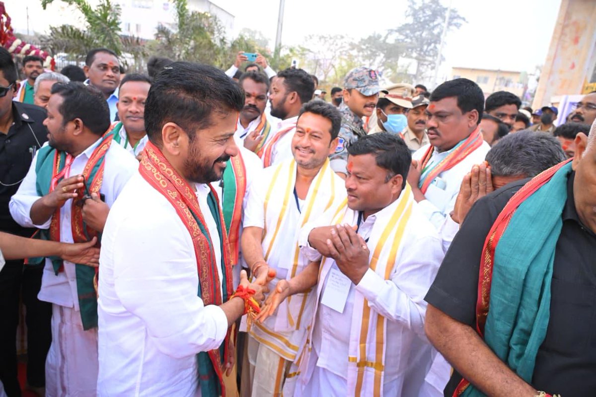 revanth_anumula's tweet photo. జనవరి 19, 2026…
నా జీవితంలో శాశ్వతంగా గుర్తుండిపోయే రోజు. ఈ గడ్డకు పోరాటాల స్ఫూర్తి నింపిన మేడారం సమ్మక్క - సారలమ్మల గద్దెలను ప్రజా ప్రభుత్వంలో పునర్నిర్మించి భక్తులకు అంకితం చేసే పవిత్ర అవకాశం నాకు లభించిన రోజు. ఈ రోజు ఉదయం కుటుంబ సమేతంగా, సహచర మంత్రుల సమేతంగా వనదేవతలు, జన దేవతలైన సమ్మక్క - సారలమ్మ గద్దెలను సందర్శించుకుని మొక్కులు చెల్లించుకున్న సందర్భం మరచిపోలేని పవిత్ర జ్ఞాపకం.

#Medaram
#SammakkaSaralamma
#MedaramJatara