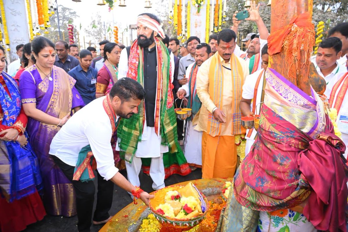 revanth_anumula's tweet photo. జనవరి 19, 2026…
నా జీవితంలో శాశ్వతంగా గుర్తుండిపోయే రోజు. ఈ గడ్డకు పోరాటాల స్ఫూర్తి నింపిన మేడారం సమ్మక్క - సారలమ్మల గద్దెలను ప్రజా ప్రభుత్వంలో పునర్నిర్మించి భక్తులకు అంకితం చేసే పవిత్ర అవకాశం నాకు లభించిన రోజు. ఈ రోజు ఉదయం కుటుంబ సమేతంగా, సహచర మంత్రుల సమేతంగా వనదేవతలు, జన దేవతలైన సమ్మక్క - సారలమ్మ గద్దెలను సందర్శించుకుని మొక్కులు చెల్లించుకున్న సందర్భం మరచిపోలేని పవిత్ర జ్ఞాపకం.

#Medaram
#SammakkaSaralamma
#MedaramJatara