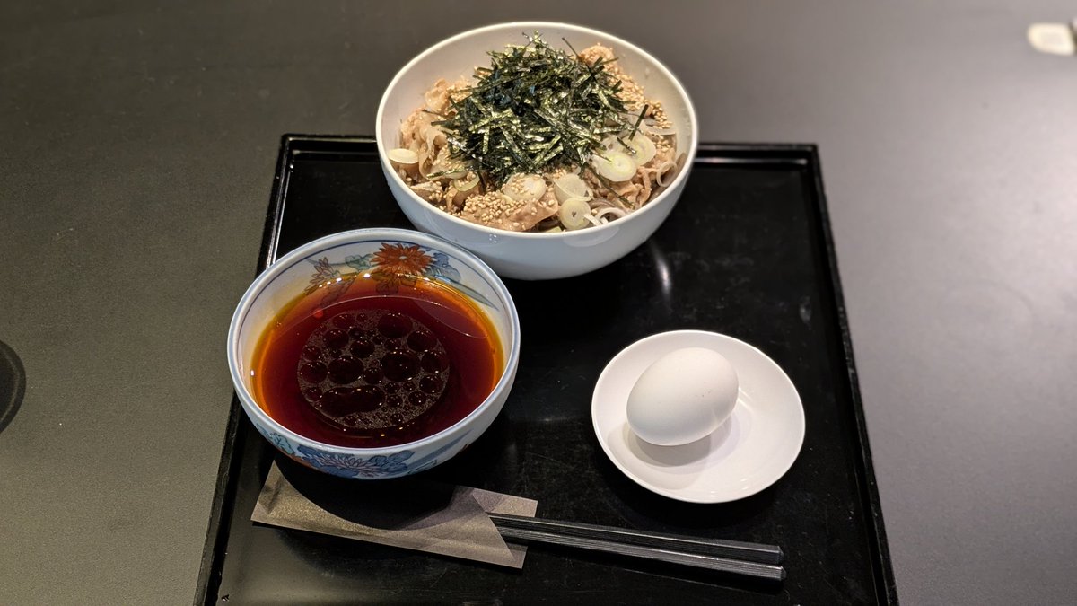 IronAndOilAnd's tweet photo. 空港に少し早く着くよう調整して久々に港屋（通称：ベンツの蕎麦屋）へ。ここの蕎麦を食べるためだけに羽田に来る人もいるくらい美味しい蕎麦屋さん。外見が蕎麦屋に見えないからか、昼時なのに空いている。冷やし肉そば（普通盛り）を美味しくいただいた。 https://t.co/HL7WOPjglE