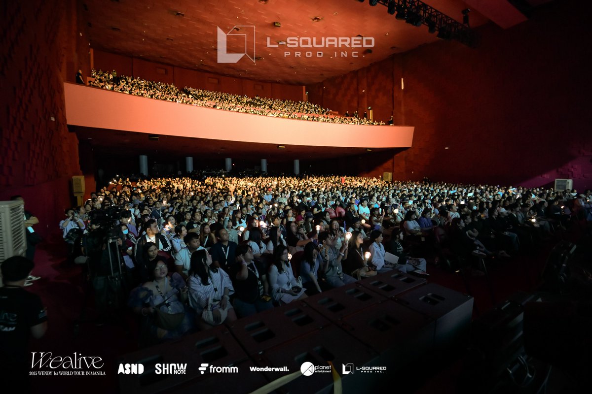 LSquaredProdPH's tweet image. 𝐓𝐡𝐞 𝐜𝐫𝐨𝐰𝐝, 𝐭𝐡𝐞 𝐥𝐢𝐠𝐡𝐭𝐬, 𝐭𝐡𝐞 𝐥𝐨𝐯𝐞 — 𝐖𝐚𝐥𝐚𝐧𝐠 𝐇𝐮𝐡𝐮𝐰𝐞𝐢! 💙

Truly an evening filled with voices, emotions, and memories we’ll carry forever with WENDY. 🎶

From every sing-along to every cheer, Manila’s love echoed through the venue — a moment where…