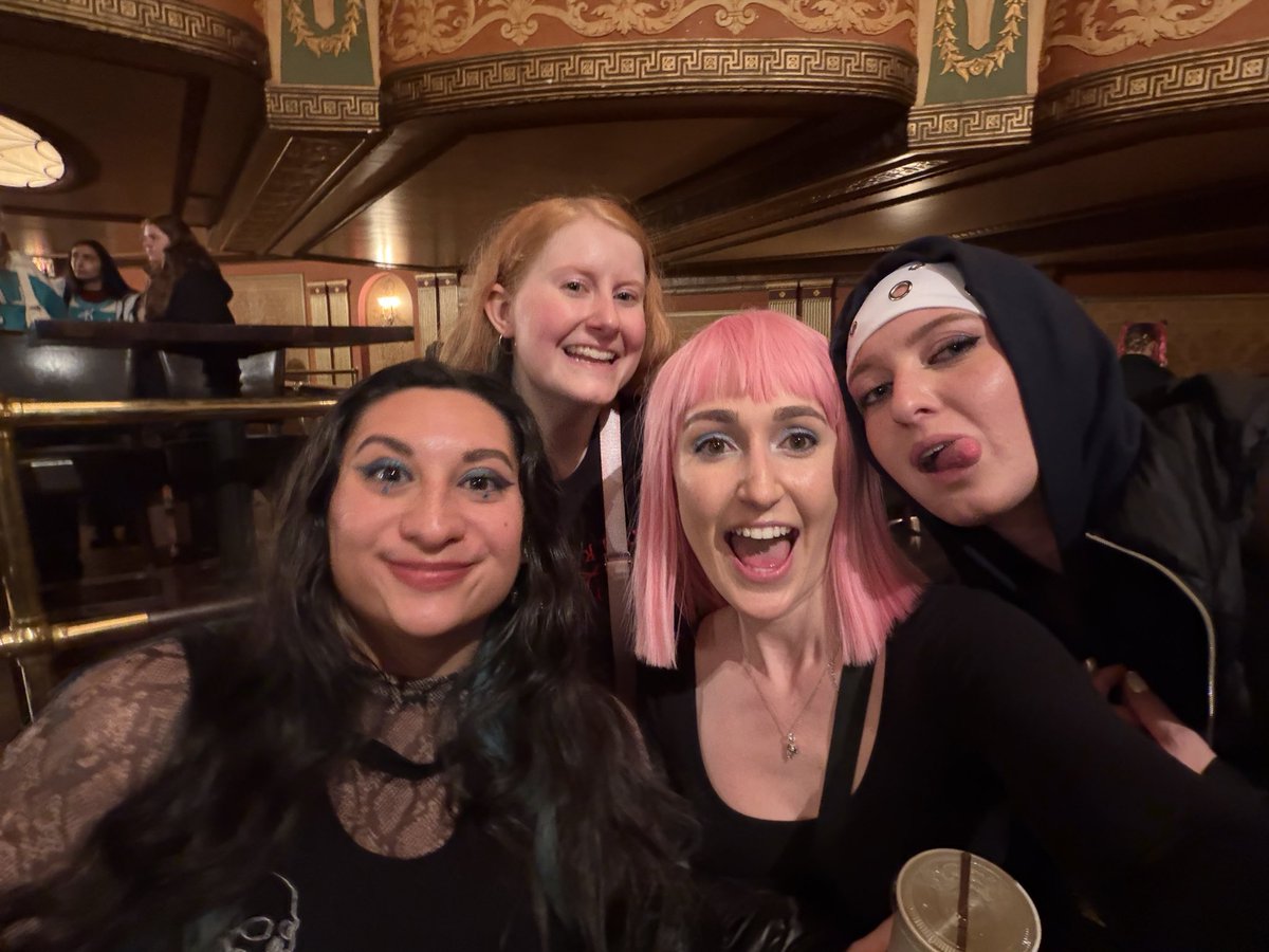 929isthemuse's tweet photo. FRIENDS!! @honeycomingdown @sweetIikeh0ney_ @BRAINWASHEDANNA #Back2Badlands https://t.co/zGuGXPb7WW