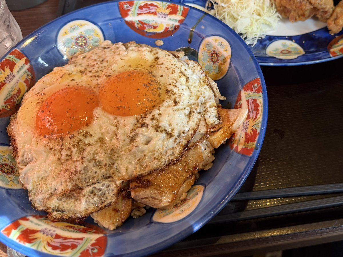 InvisibleBorder's tweet image. 今治を代表する焼豚玉子飯、これがねまた美味いんだわ(´,,•﹃•,,｀)ｼﾞｭﾙ🩵

濃いめの味付けが食欲をそそるんだわさ！

ふたつ並んだ半熟卵……間違ってもソーセージをトッピングしてネオアームストロングサイクロンジェットアームストロング砲とかにしてはいけません！w

(2026年1月16日に収録)