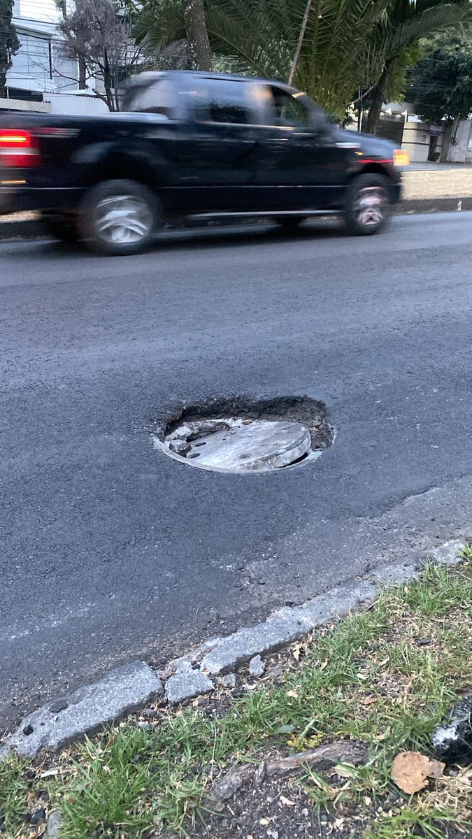 Esto es en Palmas frente al 936  bajando hacia la mansión , carril baja velocidad pegado a banqueta. El problema aumenta pues la coladera se hunde y lo hace en forma irregular, no que haga diferencia en el daño  posible y accidentes que cause. <a href="/locatel_mx/">@locatel_mx</a> <a href="/VecinosLomas/">VecinosLomas</a>
