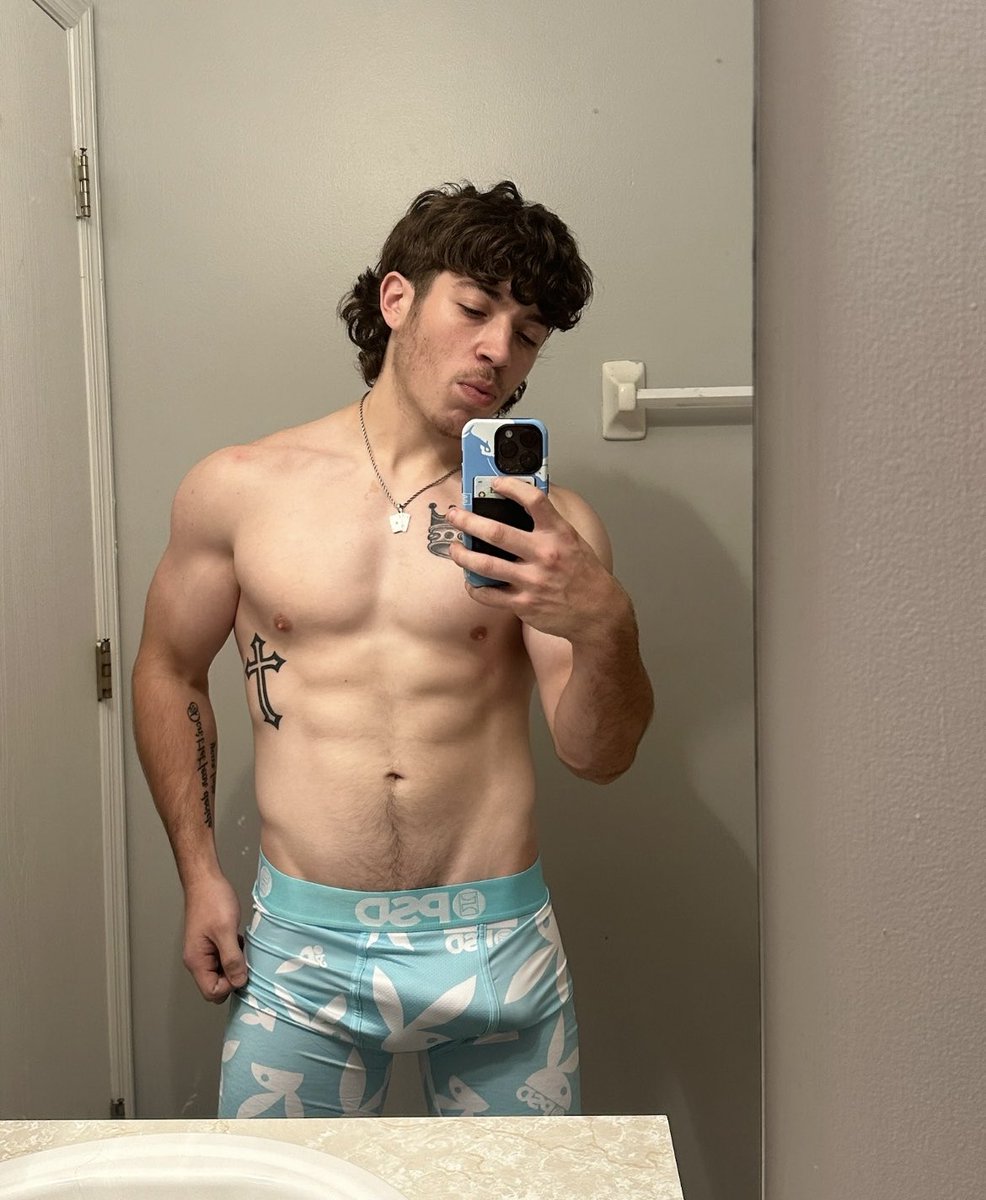 shreddarboy200's tweet photo. Sending post work out pics to those who RT 🍭 https://t.co/2bWxcMv7TM